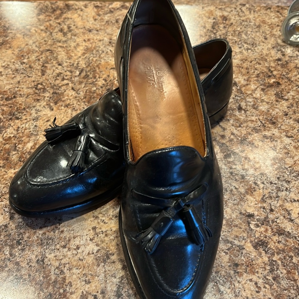 Men’s 10.5C black tassel loafers